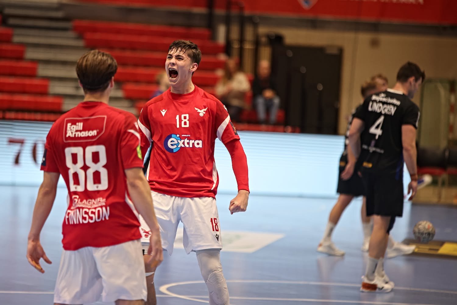 Valur vann með tíu í 70 marka leik